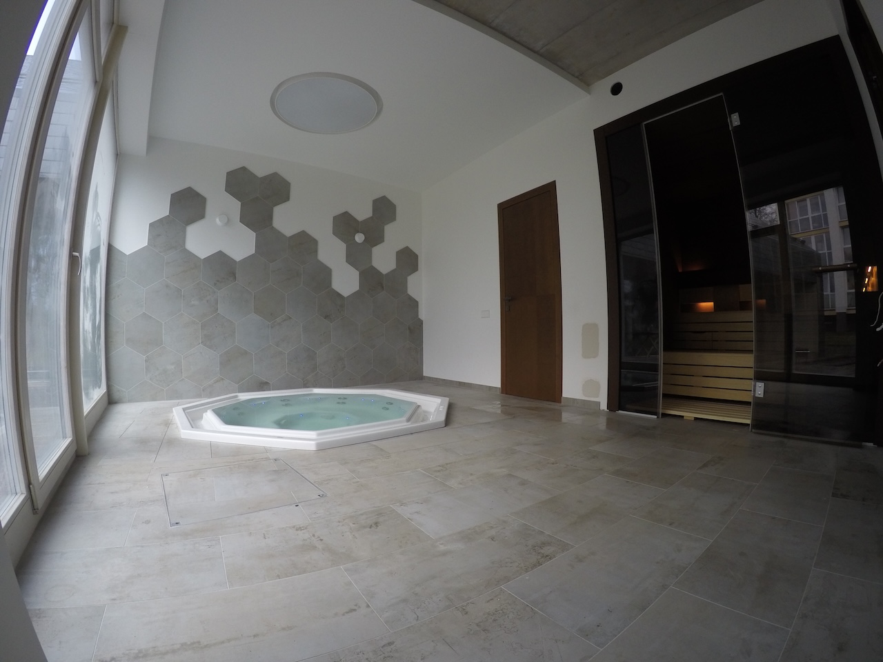 Mini SPA erdvė – KLAFS Premium sauna ir SPA masažinis baseinas
