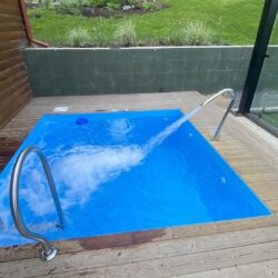 Mini masažinis baseinas integruotas į terasą